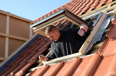 Pose de fenêtres de toit Velux à Estadens
